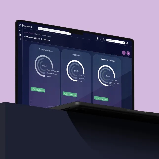 Ein Laptop-Computer, der von violetten und rosafarbenen Lichtern erhellt wird.